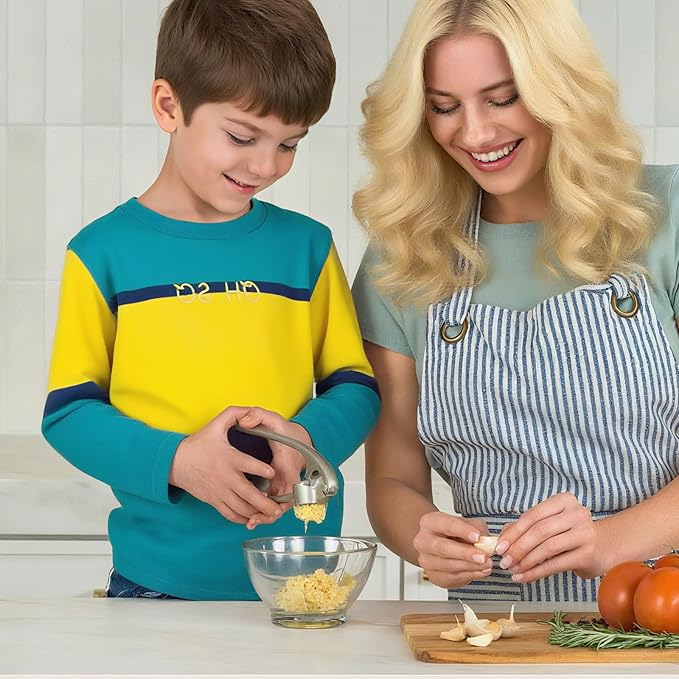 Garlic Press Set - Professional Stainless Steel Garlic Mincer with Silicone Peeler and Cleaning Brush, Rustproof Dishwasher Safe Kitchen Tool